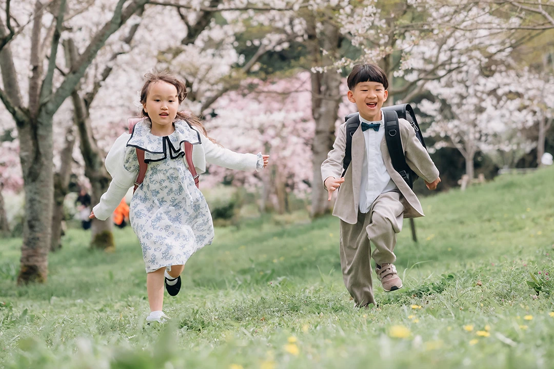 ランドセルを背負って走る男の子と女の子