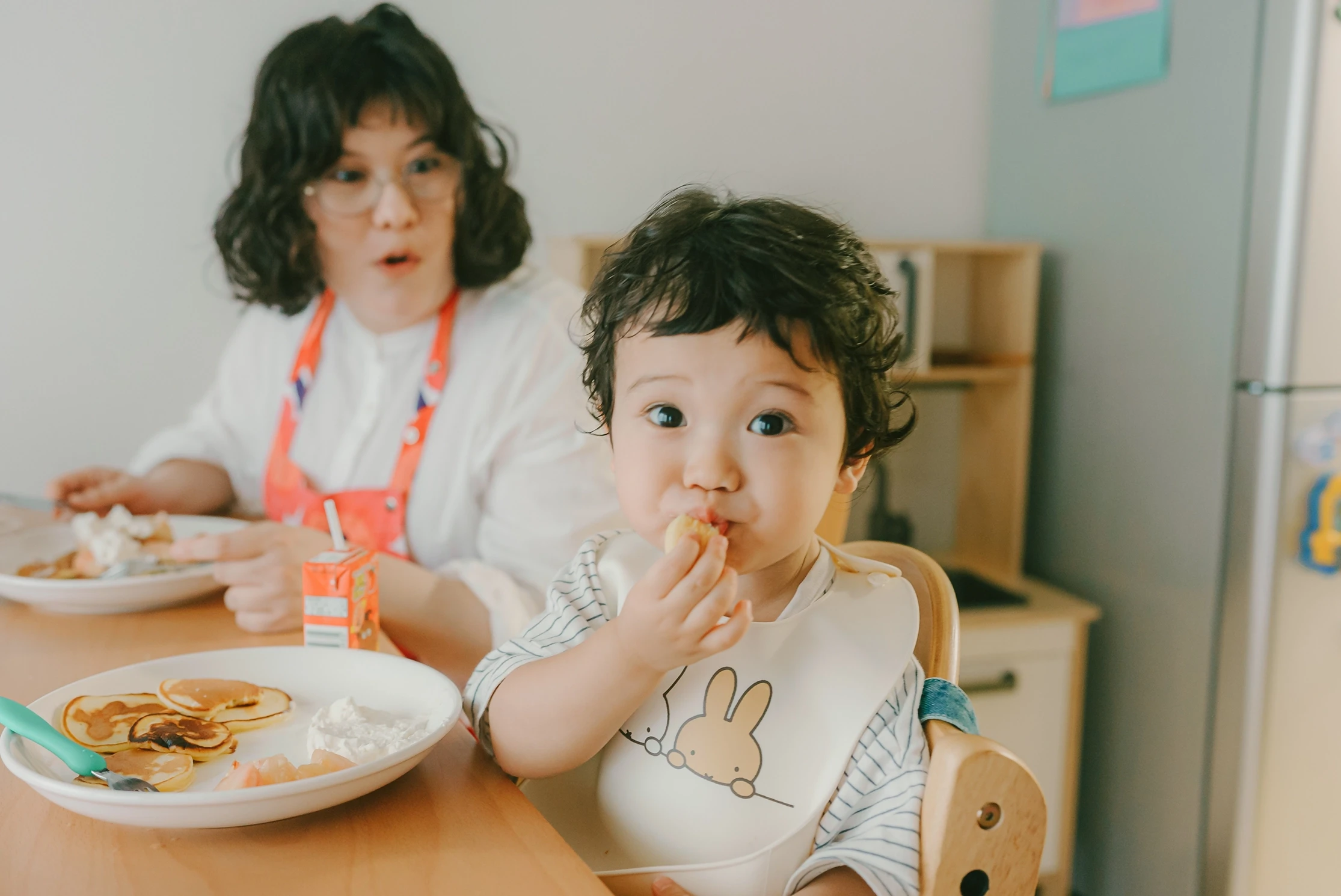 お母さんが作ったパンケーキを食べる子供