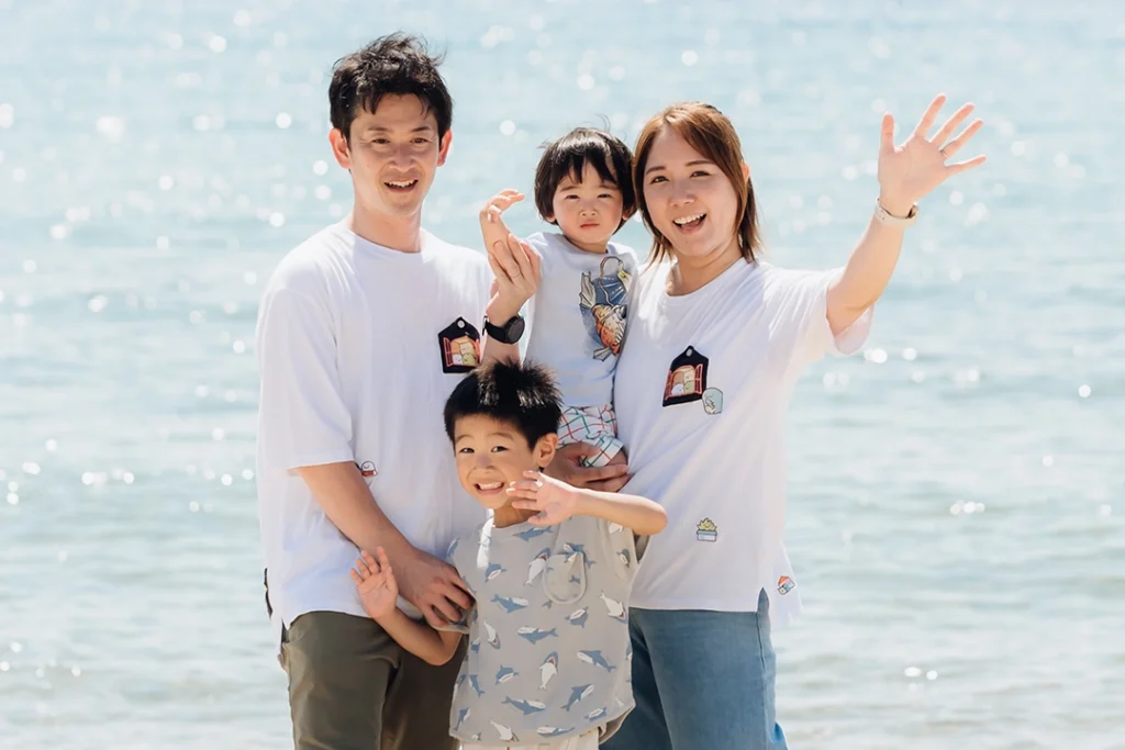 海での家族写真